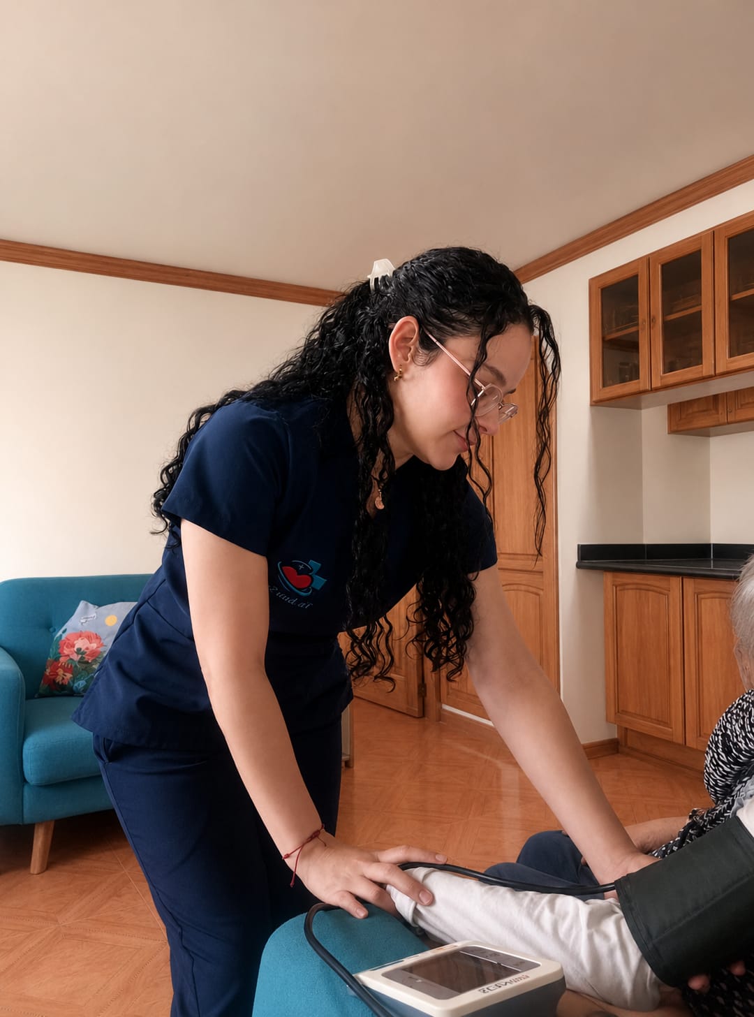 Enfermera de TuAuraSalud tomando la tensión arterial a una paciente adulta mayor en su hogar