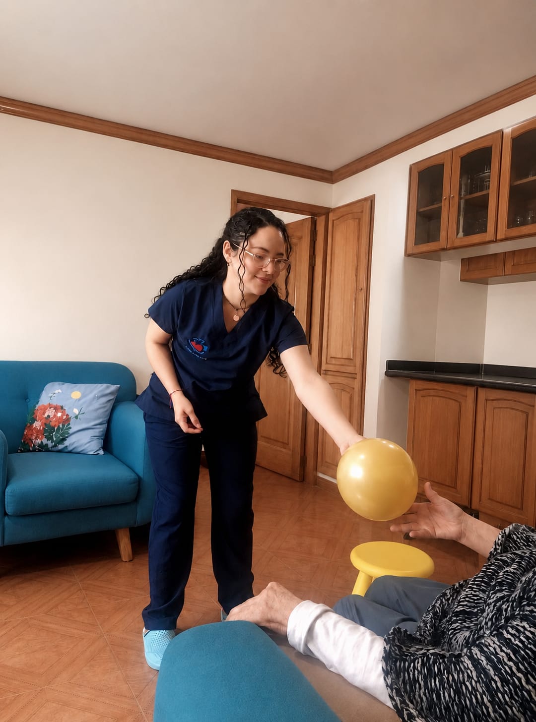 Sesión de terapia y rehabilitación con balón terapéutico